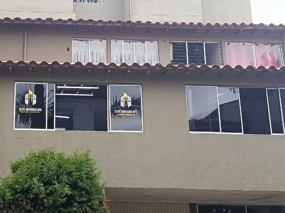 Fachada del edificio de la oficina principal de Elite Abogados BPO en Rionegro