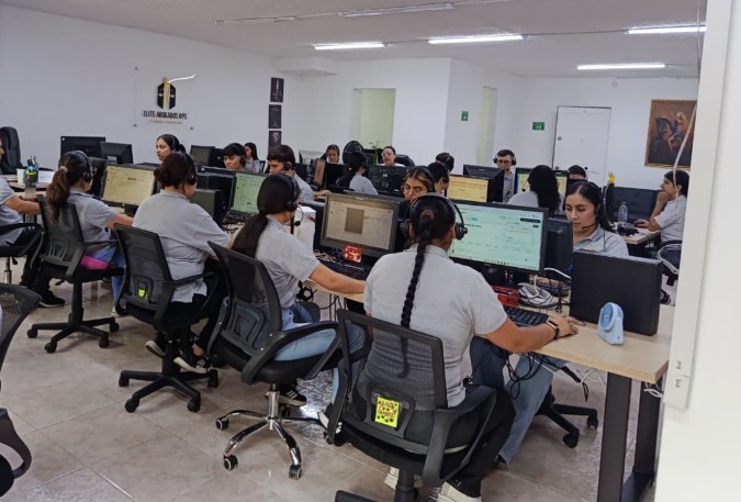 Nuestro equipo trabajando en la sala del call center de Elite