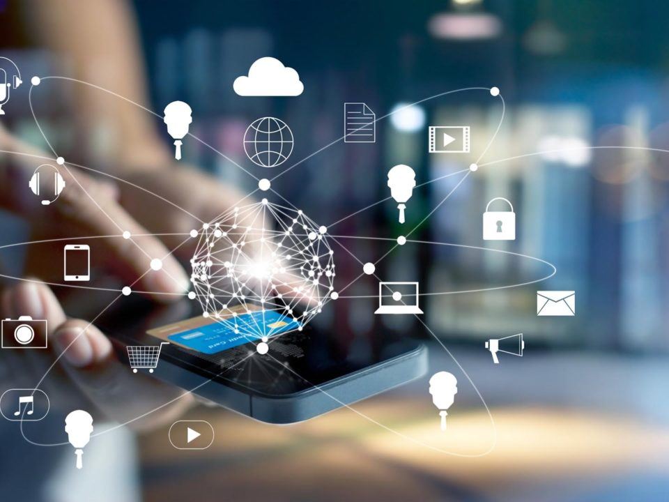Persona usando un celular con íconos de aplicaciones y nube sobre la pantalla